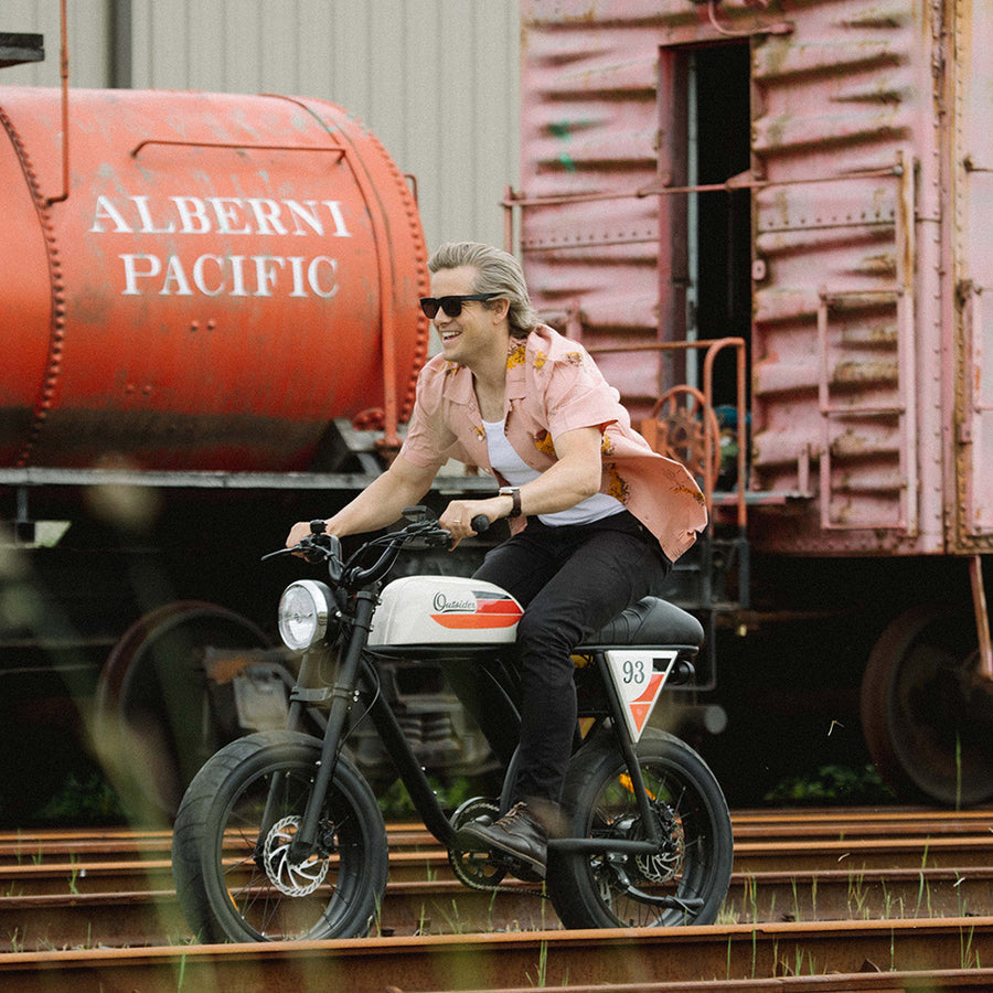 Bicicleta elétrica com cara de moto retrô; conheça a Outsider MX